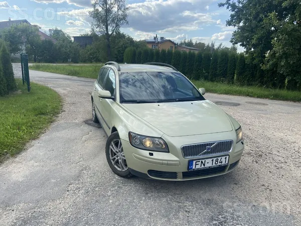 Volvo Pārdod ir šur tur rūsa mašīna braukšanas kārtībā .
