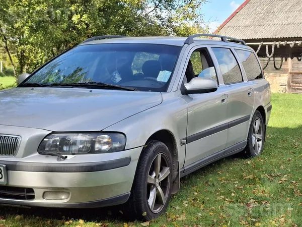 Volvo Pārdod automašīnu Volvo V70.