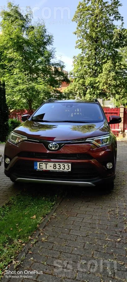 Toyota Продаётся Toyota Rav4 Hybrid 2016 года. Автомобиль