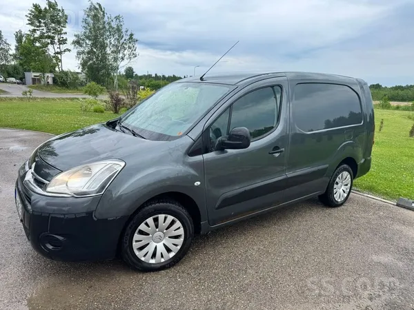 Citroen Uzņēmums pārdod 3 vietīgu kravas furgonu. 