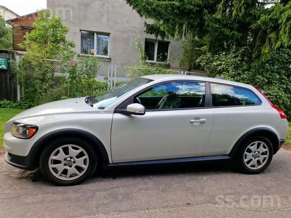 Īpašnieks pārdod Volvo C30, jauda 100 kW, 6 ātrumi. Patēriņš pilsētā 6.5 - 7