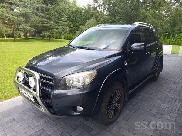 Toyota Pārdod ekonomisku un koptu Toyota Rav4.