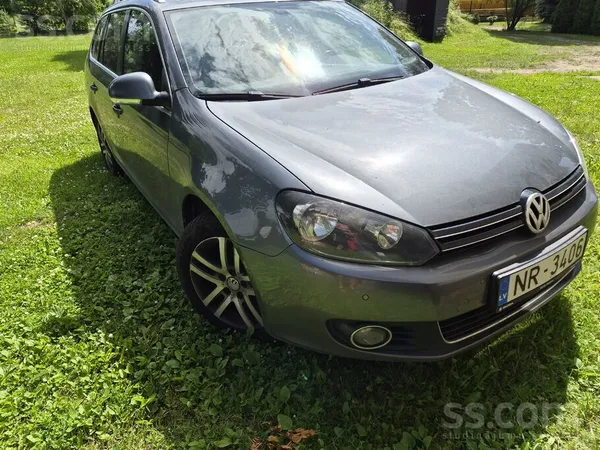Volkswagen Svaiga skate uz gadu, labs auto izmantots ģimenes 
