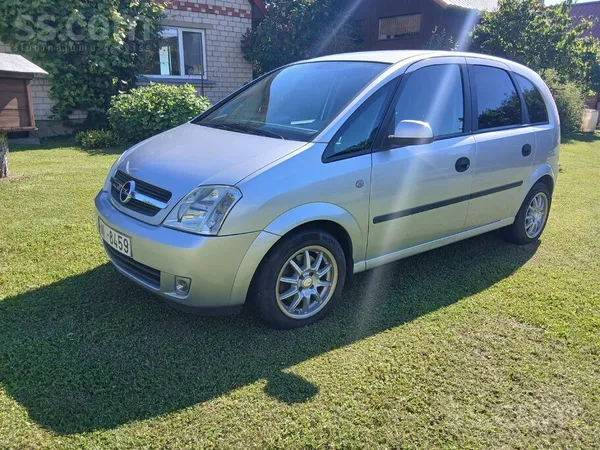 Opel Labi saglabāta ar patiesu nobraukumu. 