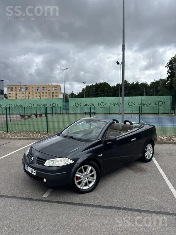 Kabriolets, ar cieto jumtu, bez rūsas. 
Jumts dabojas ideali- automātiskais