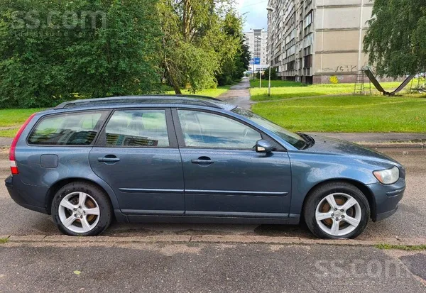 Volvo Tiek pārdots Volvo V50. Ziemas riepās ar diskiem d
