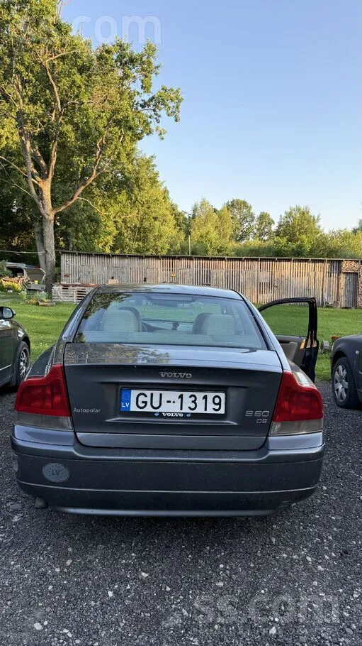 Volvo Pardodu mašīnu, ir sīki vizuāli defekti gan salonā