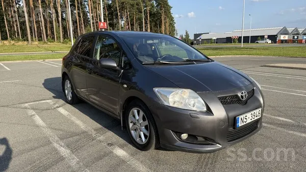 Toyota Pārdod Toyota Auris 1.4 D-4D Automāts