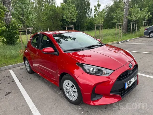 Toyota Toyota Yaris 1.5 Hybrid 30 290 km 2022 g. Sarkana