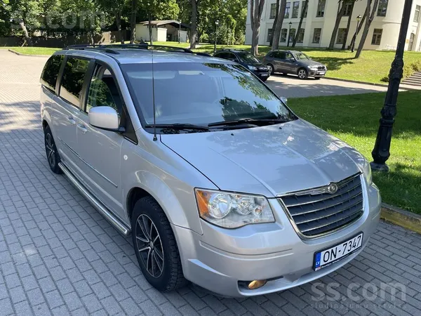 Chrysler Pārdod Chrysler Town & Country