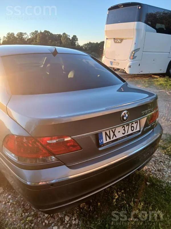 BMW Mainu pret septītās f serijas ar 3, 0 benzīna dzin