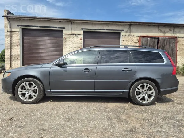 Pārdodu Volvo v70 2.4tdi. Tehniski labā stāvoklī, vizuāli ir šur tur pa skra