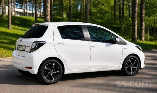 Toyota Toyota Yaris Hybrid в идеальном техническом и визу