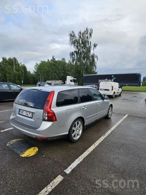Volvo Pārdodu Volvo V50 2010 gada izlaidumā. Auto bija p