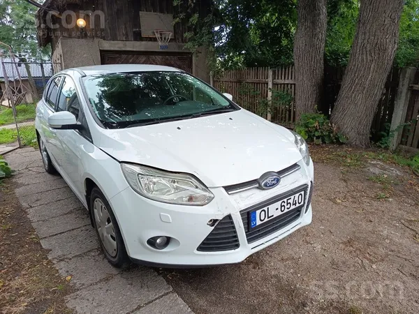 Ford Auto ir vizuāli redzami bojājumi, kas netraucē bra