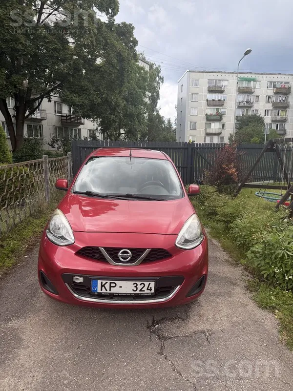Nissan Īpašniece pārdod savu automašīnu. ...