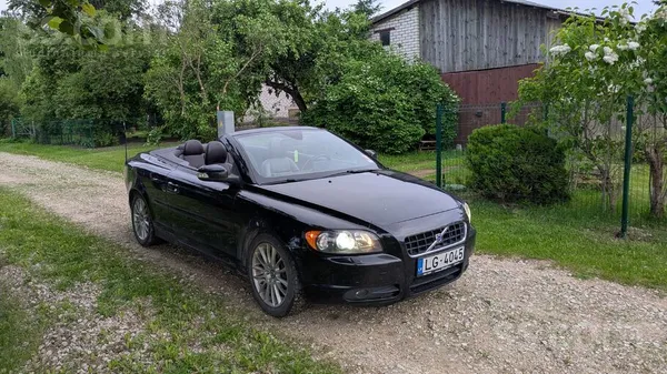 Volvo Nepalaid garām vasaras sauli
