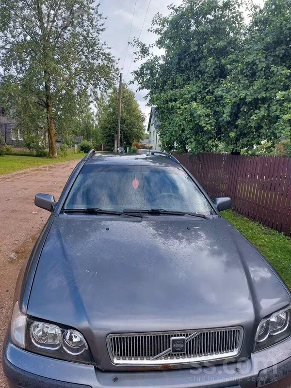 Продаётся Volvo V40, 2004 года выпуска. 
Экономичный и надёжный автомобиль
