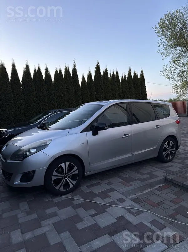 Renault Lieliska automašīna, iekāp un brauc. Kaulēšanās ir