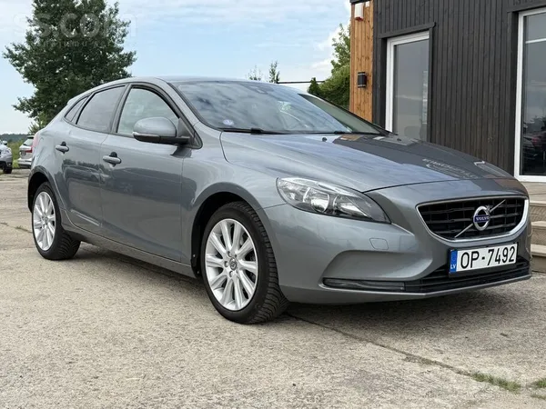 Volvo V40, 2.0 benzīns, 6-pakāpju manuālā ātrumkārba. 
Tikko atvesta no Beļ