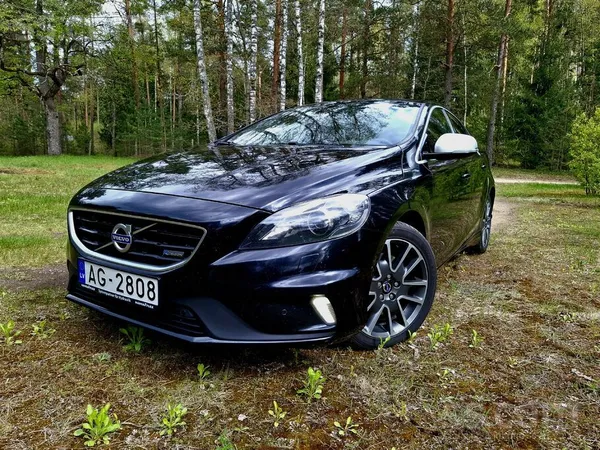 Volvo Pārdod Volvo V40 R-Design 2.0 140kw. 