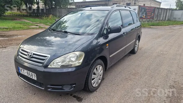 Toyota Loti skaists un glits auto. 10 gadus vienas rokas.