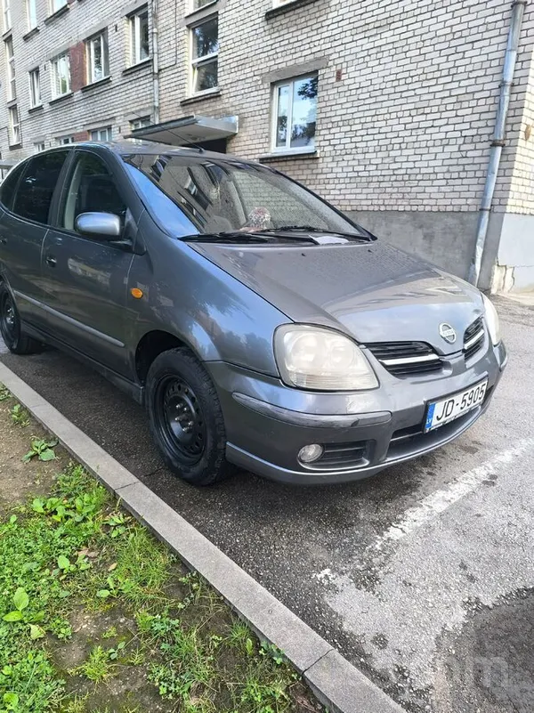 Nissan Mašīna tehniski labā stāvoklī. Vizuāli ir defekti.