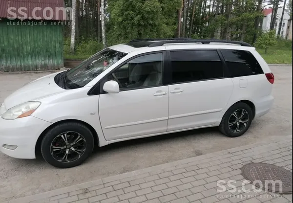 Toyota Авто в хорошем состоянии. Подробности по телефону-