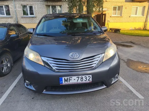 Toyota Машина в нормальном состоянии. Есть маленькие косм