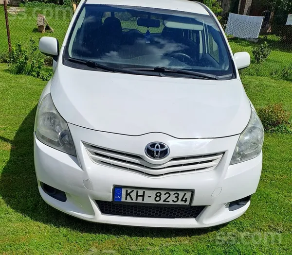 Toyota Līdzi nāk praktiski jaunas ziemas riepas ar diskie