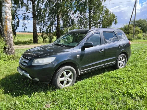 Hyundai 4×4 uzticams ǧimenes auto 7 vietas. Sēdies un brau