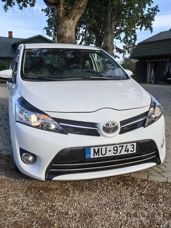 Toyota Pārdod ietilpīgo, 7 vietīgo Toyota Verso ar svaigu