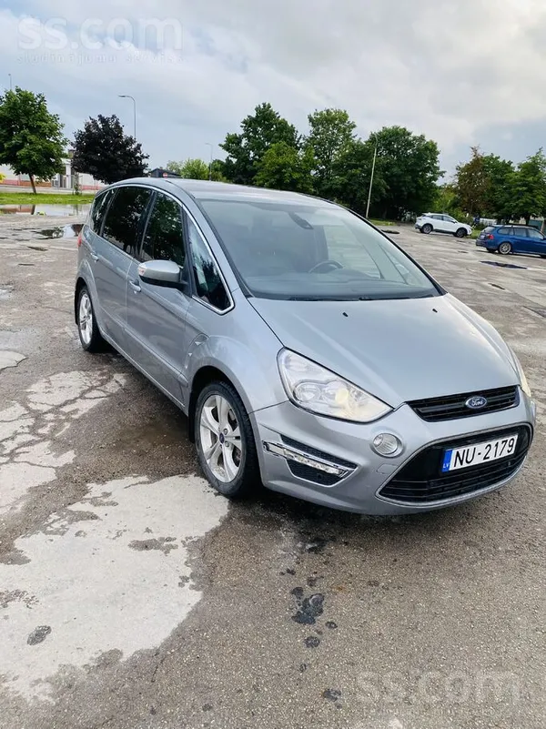 Ford Lielisks ģimenes auto. 