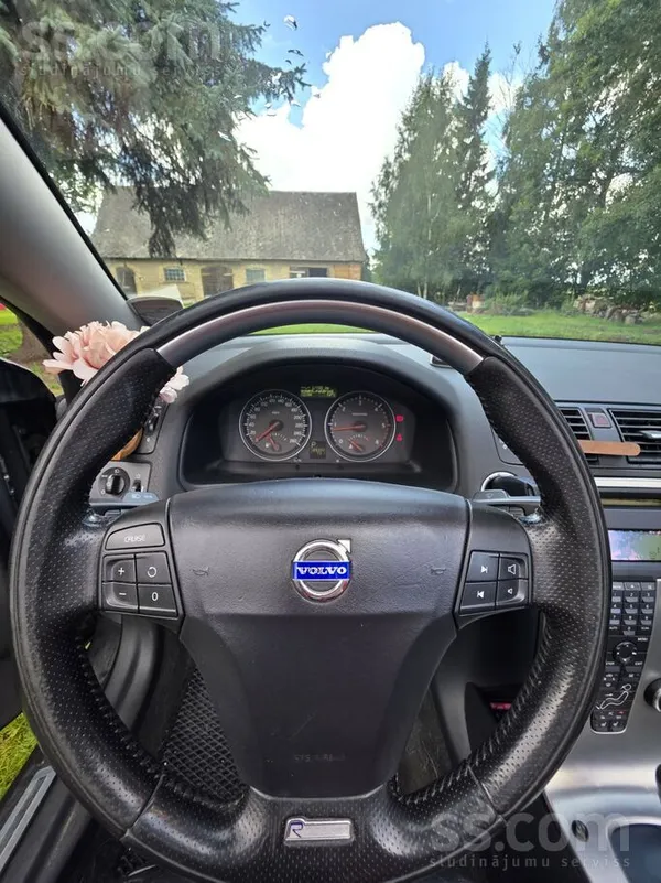 Volvo ar leģendāro D5 2.4 dīzeļa dzinēju ar 189302Km nobraukumu. Auto lielis