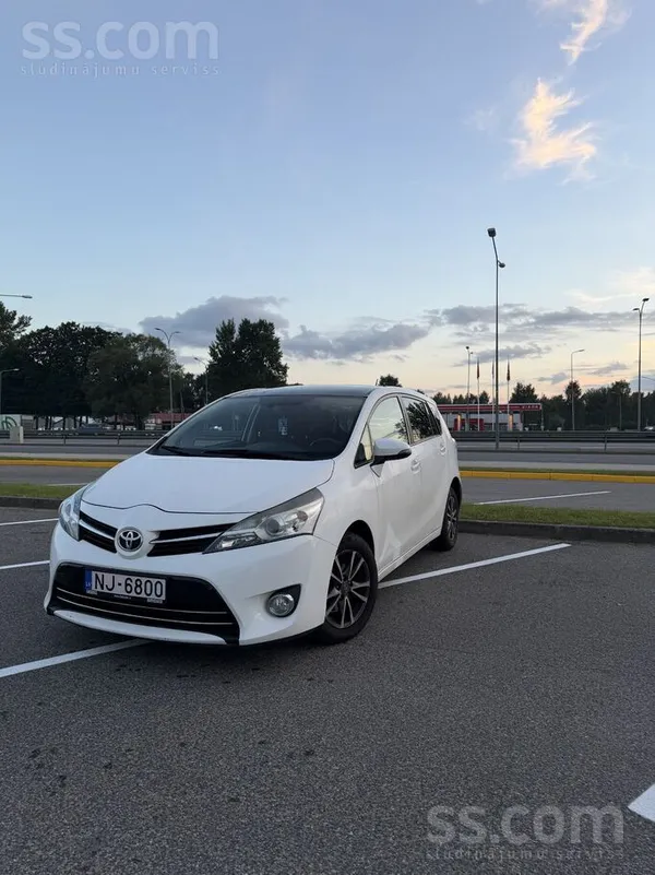 Pārdodu Toyota Verso, 2014. gada, 1.6 dīzelis, manuālā pārnesumkārba. Nobrau