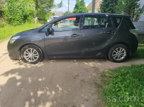 Toyota Toyota Verso 2011, года, надежный и практичный сем