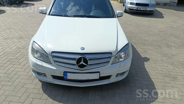 Mercedes Auto pēc avārijas - bojājumi redzami bildēs. ...