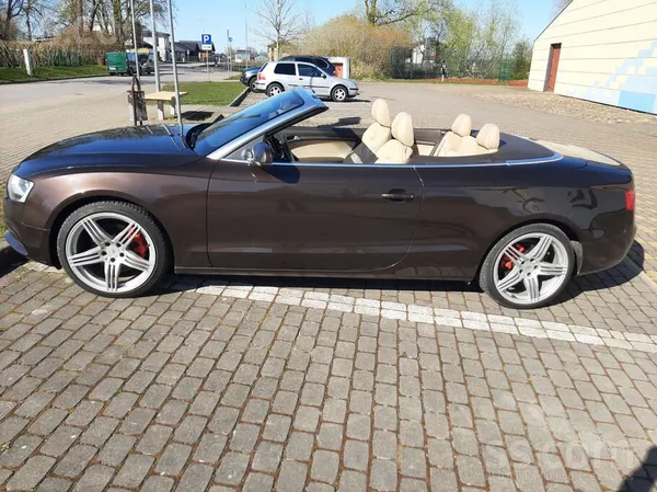 Audi Īpašnieks pārdod 2012.gada Audi A5 kabrioletu ar ā
