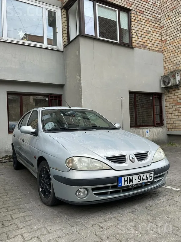 Renault Mašīna rūc, brauc un bremzē. Slimības laba lidz 30