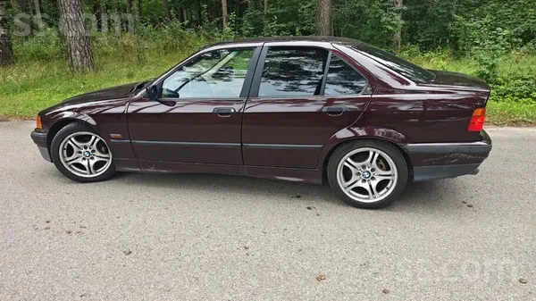 Pārdod BMW E36 325i sarkans sedans ar manuālo kārbu, nobraukums 147 000 km.