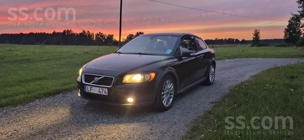 Pārdodu auto, cena runājamā.
lai skati izietu ritoša jāremontē.