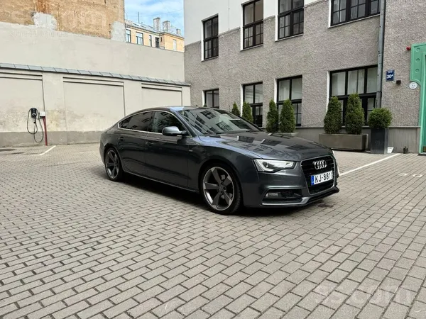 Audi Uzņēmums pārdod 2014. gadā rāžoto Audi A5 2.0 tdi.