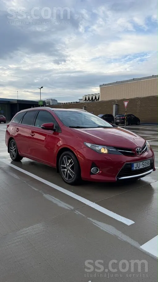 Toyota Pārdod Toyota Auris 2.0 D-4D, 66 kW
