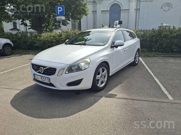 Pārdodu labi saglabājušos Volvo V60 diezgan bagātīgā komplektācijā. Auto ir