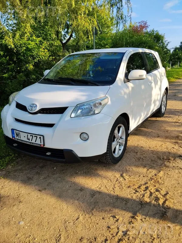 Toyota Авто в хорошем техническом состоянии. Новые свечи 