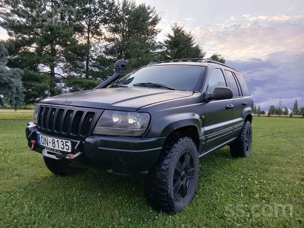 Jeep Tirgojas kārtīgs džips. Autiņš ar kuru nav jābaidā