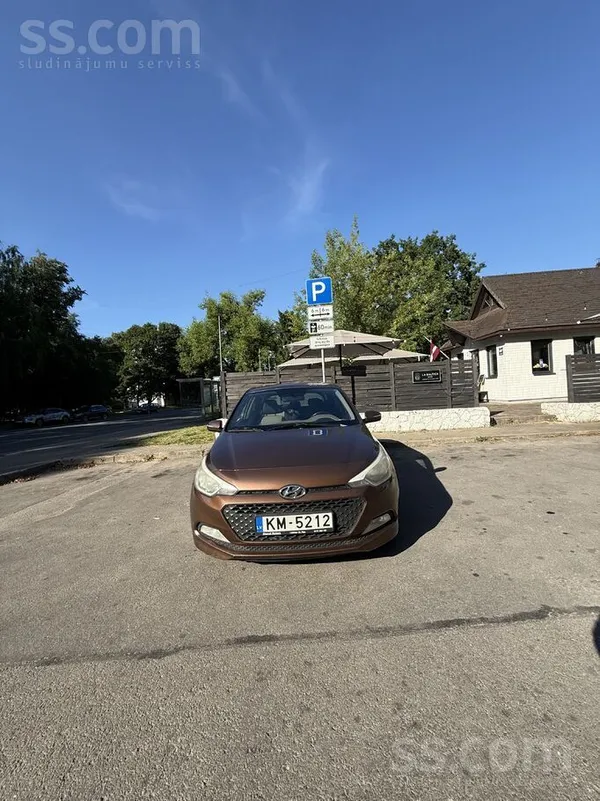 Hyundai This beautifully presented, distinctive brown 2016