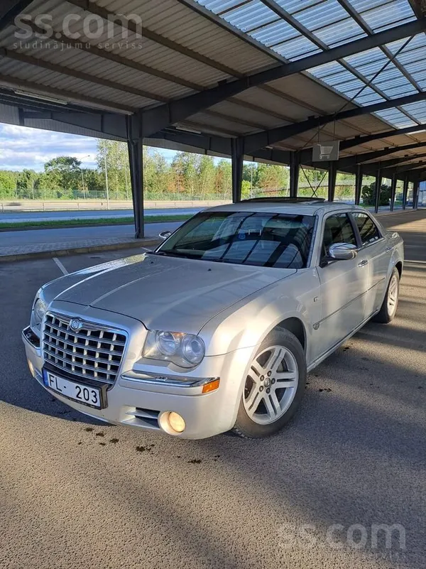 Chrysler Jaunu saimnieku meklē mūsu mīļais Chrysler 300C. 