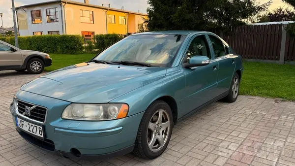 Vecās skolas Volvo tiem, kuriem svarīgāks ir komforts un uzticams benzīna mo