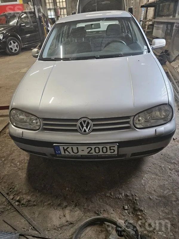 Volkswagen Продается Golf 4 , кузов идеальный ржавчины нет , 